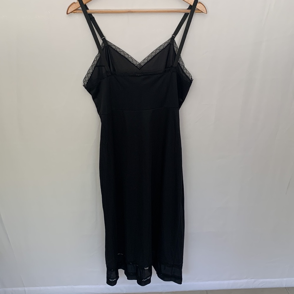 Vintage V-Neck Black Lace Trim Midi Length Slip Size Medium